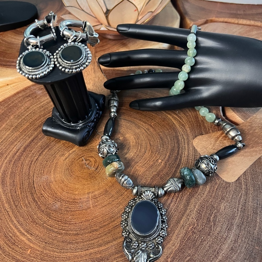 onyx and silver vintage, necklace, clip-on earrings and ring. - Picture 3 of 9
